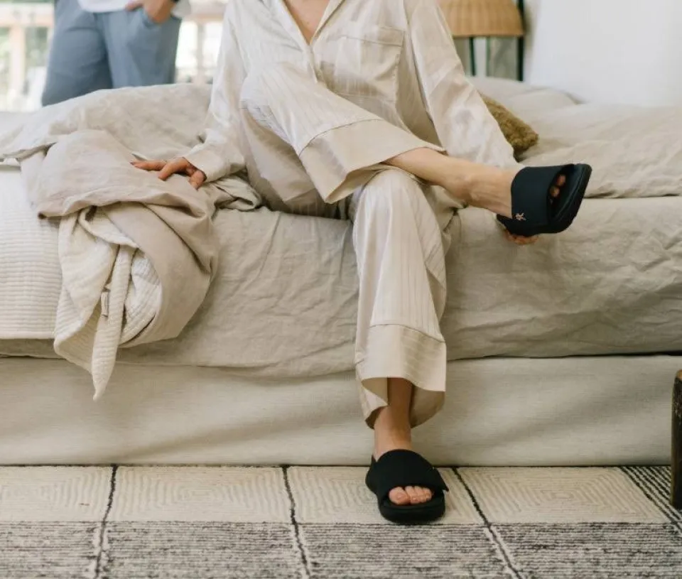 moment-uJudZeVe-8.webp New KURU Footwear MOMENT Jetblack-peachsherbet